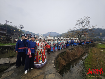 璨土家苗寨@湖南日报深度凯发k8入口湘西银饰璀(图3)